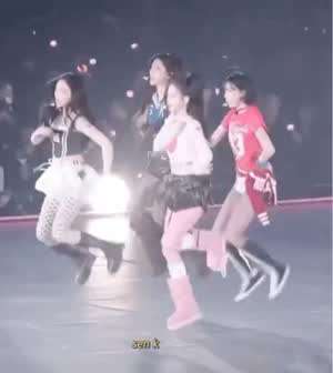 점프 뛰는 아이린 카리나