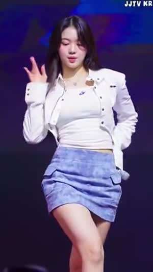 스테이씨 아이사 파란치마 다리 들고 턴하는 안무 꿀벅지