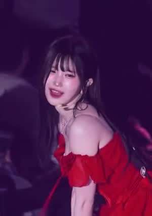 강렬한 레드 프릴의상 숙이며 팬서비스 프로미스나인 송하영