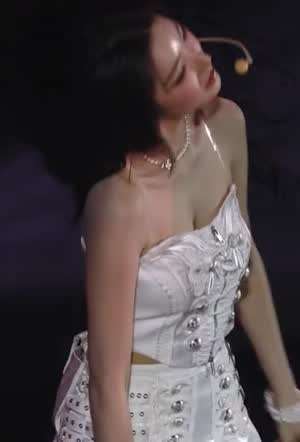 측면에서 본 요망한 화이트 코르셋 튜브탑 프로미스나인 백지헌