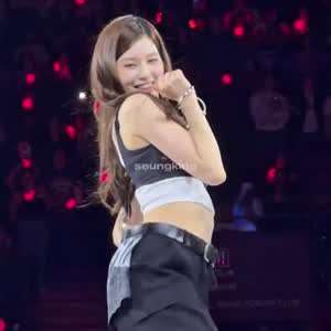 손톱 물고 엉덩이 튕기는 트와이스 사나