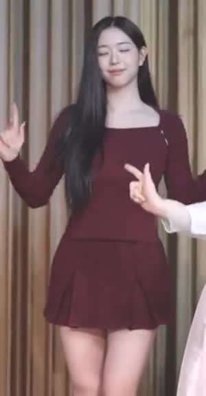 레드와인빛 의상 살살 움직여도 묵직한 자태 트리플에스 김채연