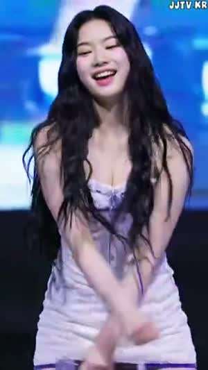 팔로 모은 스테이씨 아이사 오프솔더 미니 원피스 몸매