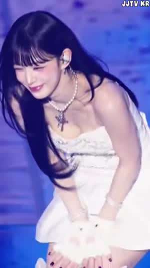 앞으로 숙인 화이트 오프솔더 프로미스나인 이채영