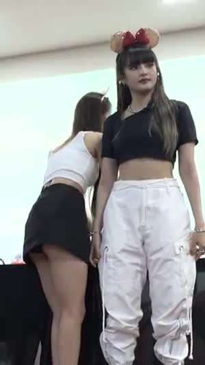 팬사인회 아이들 미연 엉덩이 때리는 민니