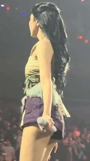 아래에서 본 짧은 치마 검정 속바지 트와이스 미나