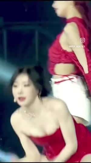 빨간 애나멜 오프숄더 있지 채령...뽀얀 가슴골 엉밑살 뒤태.mp4