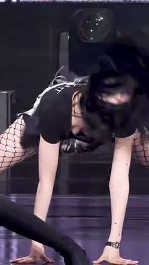 엔믹스 규진 블랙티 숙인 가슴골.mp4