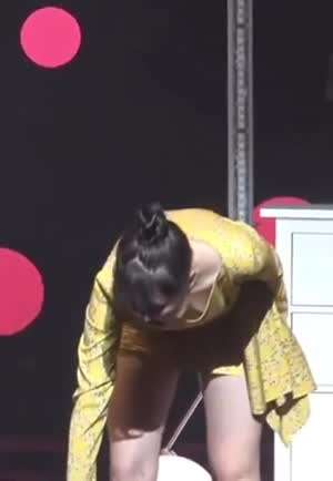 전여자친구 예린 숙이는 방심한 가슴골.mp4