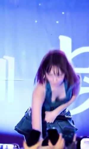 물병 줍다 숙인 가슴골 르세라핌 김채원.mp4