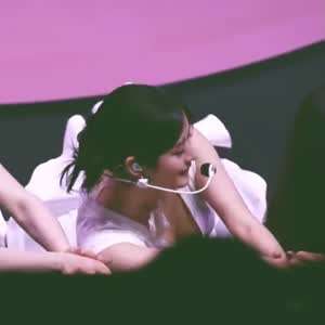 피프티피프티 아테나 바닥에서 뒹구는 안무 가슴골.mp4