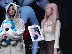 설윤이의 뽀뽀 공격에 기겁하는 오해원(엔믹스)