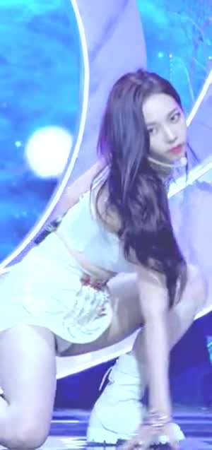 에스파 카리나 헐렁한 반바지 틈