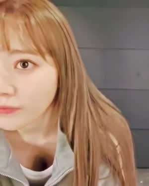 르세라핌 사쿠라 숙인 가슴골.mp4