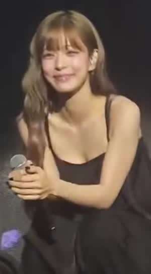 프로미스나인 이채영 앞으로 숙이면서 일어나다 방심한 가슴골.mp4