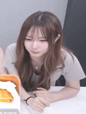 트리플에스 정하연 다가오는 헐렁한티 가슴골.mp4