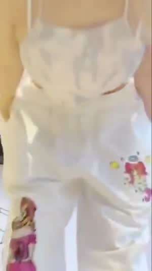 라잇썸 나영 숙이면서 살짝 방심한 가슴골.mp4