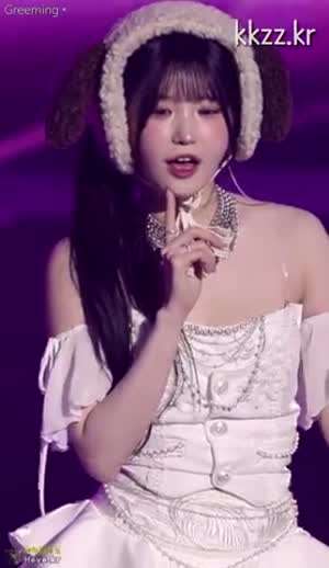 사탕 던져주는 프로미스나인 송하영