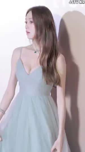 이성경 하늘 하늘 드레스 가슴골