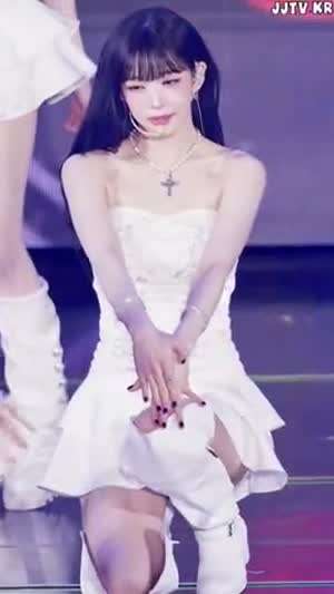 화이트 오프솔더 뽀얀피부 겨드랑이 프로미스나인 이채영