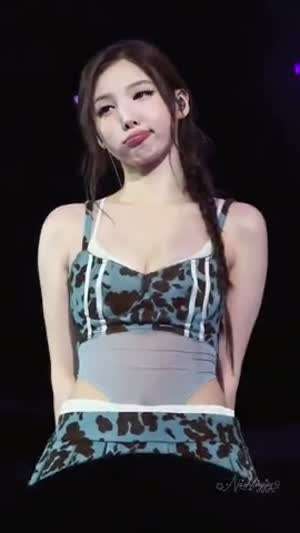 뭉클한 호피 의상 트와이스 나연