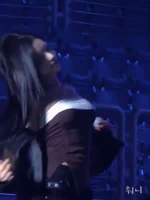 가죽 자켓 벗어서 어깨 보여주는 프로미스나인 박지원 팬서비스