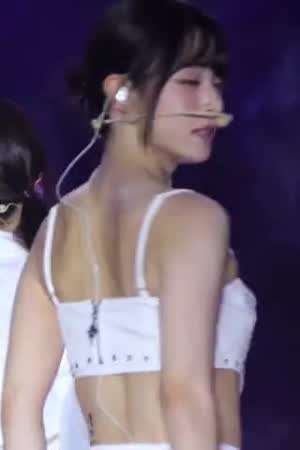 프로미스나인 이채영 땀에 번들 거리는 등짝 기립근