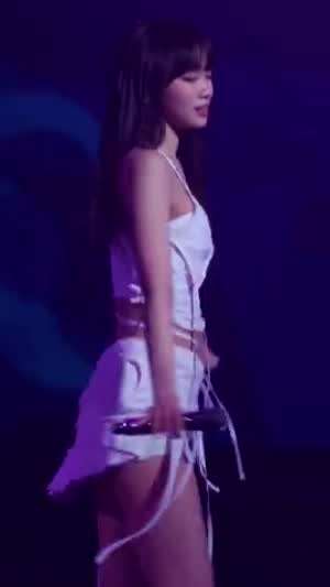 엉덩이 튕기는 짧은 치마 흰속바지 떨리는 허벅지 르세라핌 김채원 (스압)