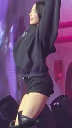 검정핫팬츠 허벅지 근육 르세라핌 카즈하