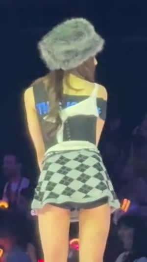 엉덩이 실룩실룩 꽁냥꽁냥 트와이스 사나 모모