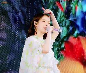 머리위 한손 하트 & 윙크 날리는 아이유 . GIF