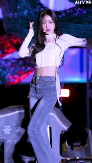 크롭 흰티 복근 청바지 오마이걸 유아