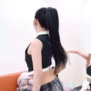 대기실의 포니테일 아이브 안유진 검정 민소매 시원한 복부 배꼽 겨드랑이