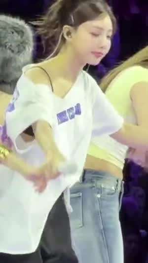 콘서트 인사하는 트와이스 나연 흰 티셔츠 틈