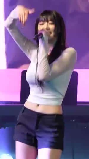 하이키 옐 검정 브라 비치는 묵직한 흰 크롭티