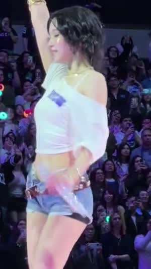 크롭 흰티에 헐렁하고 작은 청핫팬츠 트와이스 미나 쯔위 (feat 모모) (초스압)