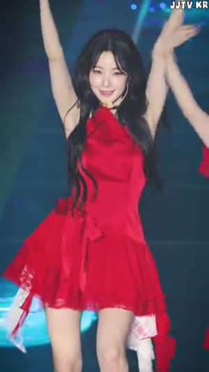 빨간 홀터넥 원피스 프로미스나인 백지헌