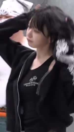 후드티 속 검정 나시 은은한 매력 르세라핌 사쿠라