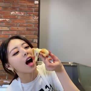 치즈가 잘 늘어나는 피자 먹방하는 ITZY 유나