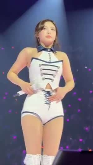 응원단 스타일 홀터넥 핫팬츠 입은 트와이스 나연 허벅지