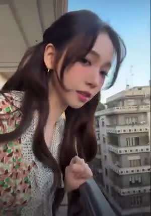 에스파 카리나 - 숙소 발코니에서