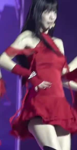 살랑거리는 빨간 프릴의상 턴 검정속바지 프로미스나인 이채영 (스압)