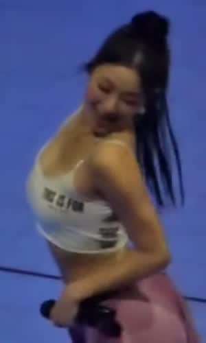 위에서 본 묵직한 흰나시 포니테일 트와이스 지효