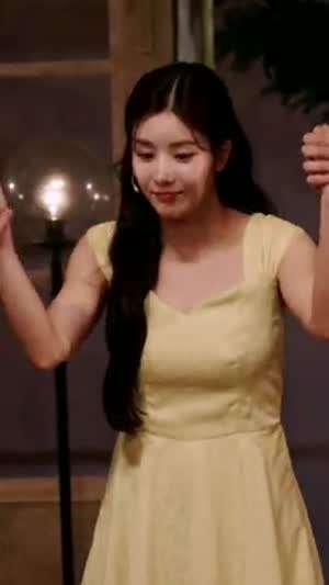 양손 봉인된채 인사하는 권은비