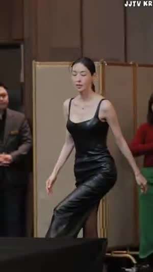 이다희 블랙 가죽 나시 원피스 가슴골 우월한 기럭지.mp4