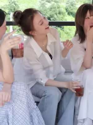 프로미스나인 이나경 빵 터져서 앞으로 숙이는 가슴골.mp4