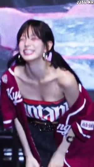 빵터진 프로미스나인 이채영 튜브탑 숙인 가슴골.mp4