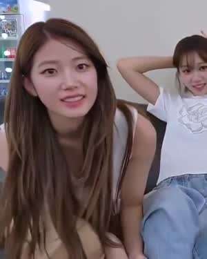 르세라핌 카즈하... 숙인 가슴골.mp4