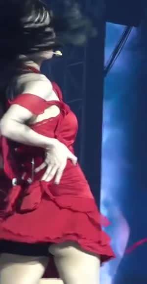 빨간 프릴 원피스 짧은 검정 속바지 프로미스나인 이채영