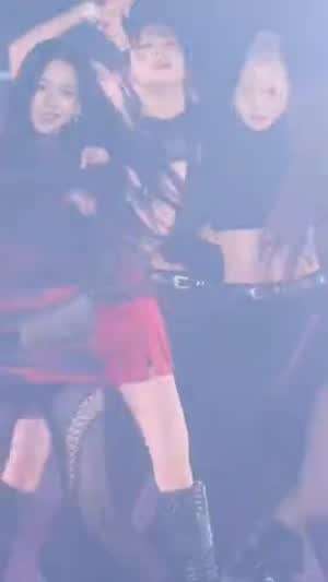 말려 올라간 원피스 내리는 에스파 카리나